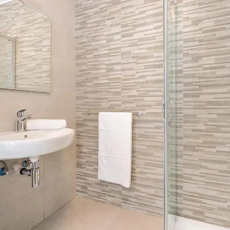 Restful Retreat Modern Apartment&large Spaces