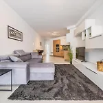 Restful Retreat Modern & Large Spaces דירה
