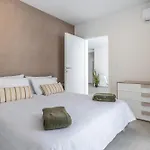 Restful Retreat Modern & Large Spaces דירה *