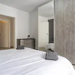 Restful Retreat Modern & Large Spaces דירה *