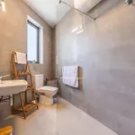 Restful Retreat Modern & Large Spaces דירה
