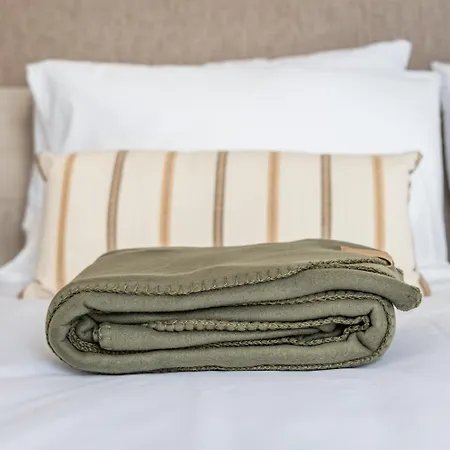 Restful Retreat Modern & Large Spaces مسيدا