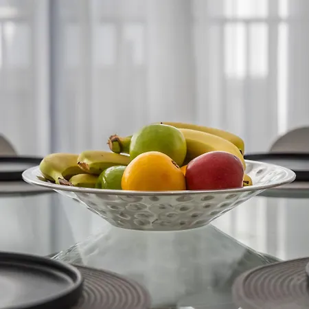 Restful Retreat Modern & Large Spaces * ムサイダ