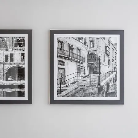 Restful Retreat Modern & Large Spaces ムサイダ