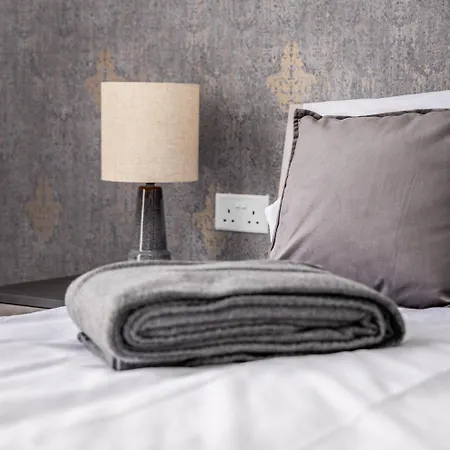 Restful Retreat Modern & Large Spaces ムサイダ