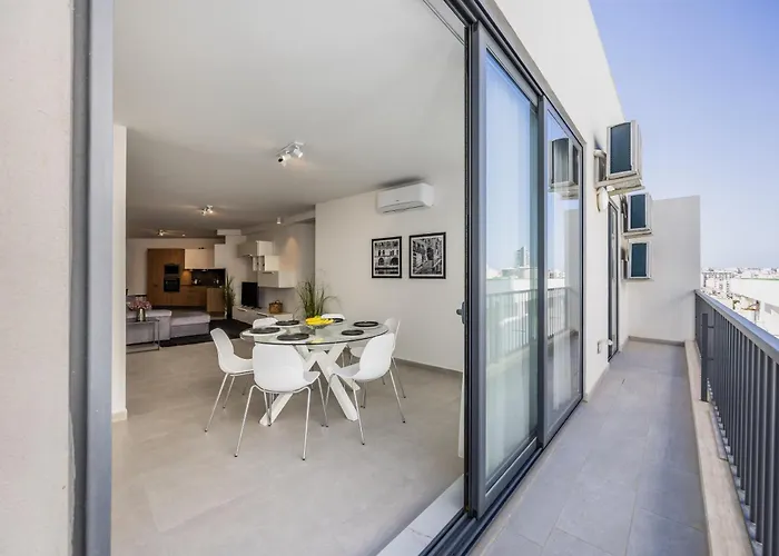 Restful Retreat Modern & Large Spaces דירה *