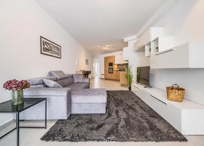 Restful Retreat Modern & Large Spaces דירה