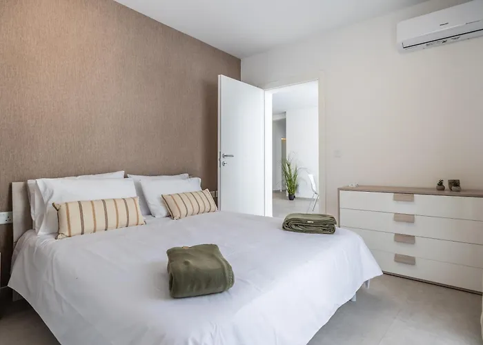 Restful Retreat Modern & Large Spaces דירה *