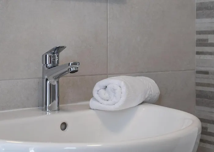 Restful Retreat Modern & Large Spaces מסידה