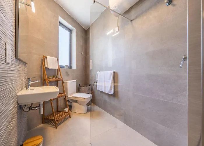 Restful Retreat Modern & Large Spaces דירה