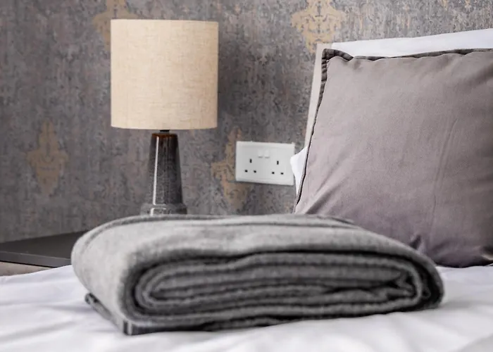 Restful Retreat Modern & Large Spaces מסידה